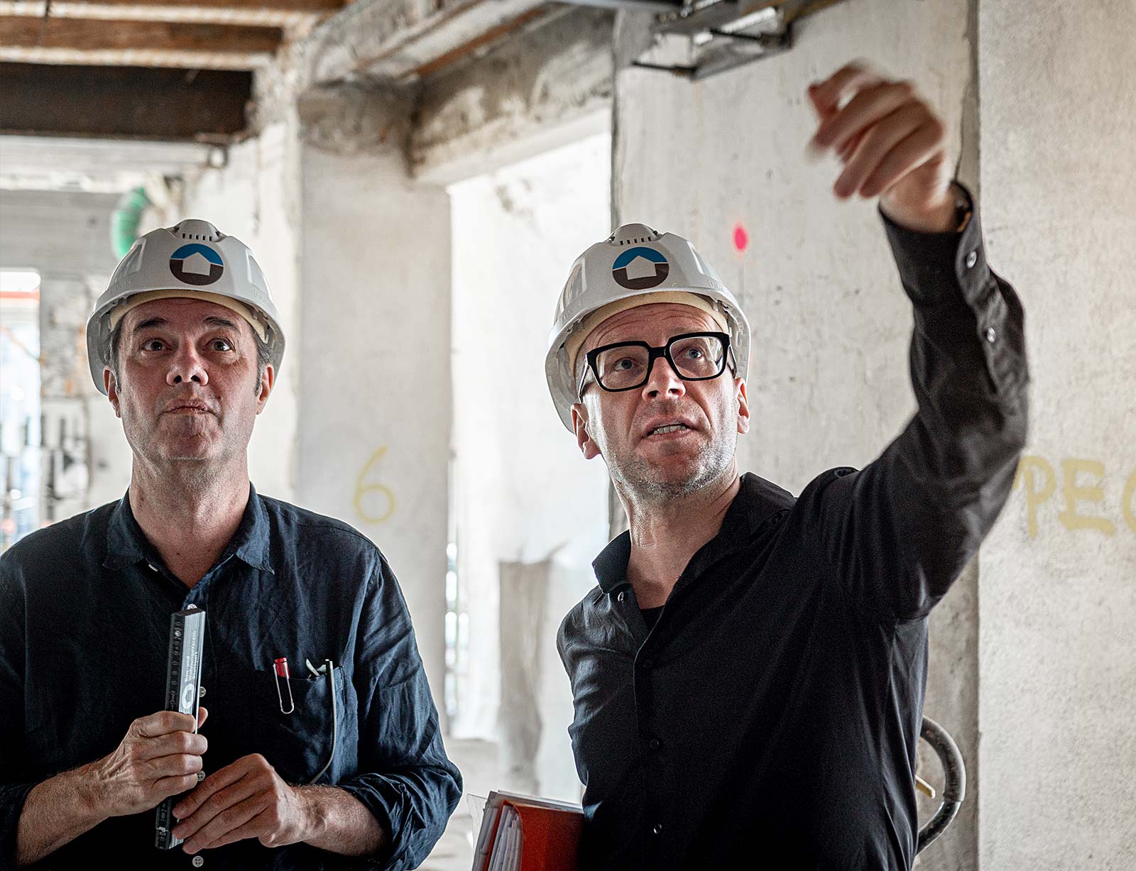 dg bwv fotos baustelle personen 01 zeigend
